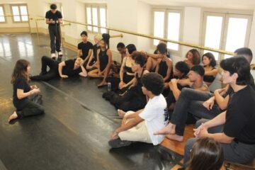 A atriz Claudia Alencar Repassa técnicas de interpretação aos alunos da oficina na sala de ensaios do Teatro Municipal do RJ. Crédito de imagens: Paulo H. Lima/ Osíris San Martini/ Luiz Mafra/Anaxi Altamiranda/Tchello