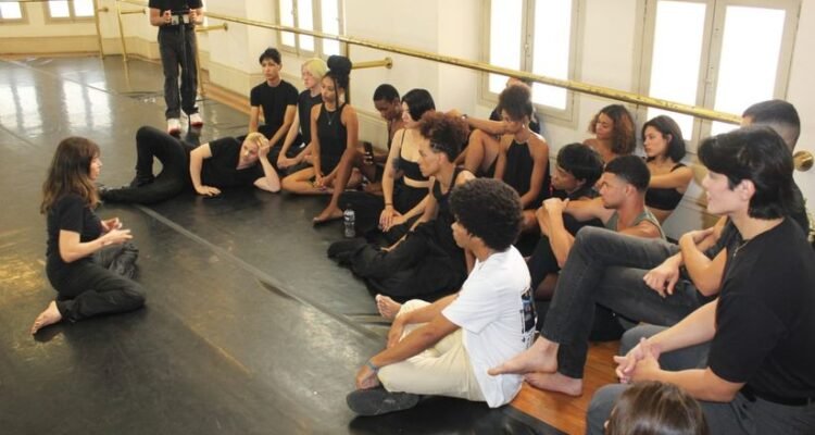 A atriz Claudia Alencar Repassa técnicas de interpretação aos alunos da oficina na sala de ensaios do Teatro Municipal do RJ. Crédito de imagens: Paulo H. Lima/ Osíris San Martini/ Luiz Mafra/Anaxi Altamiranda/Tchello